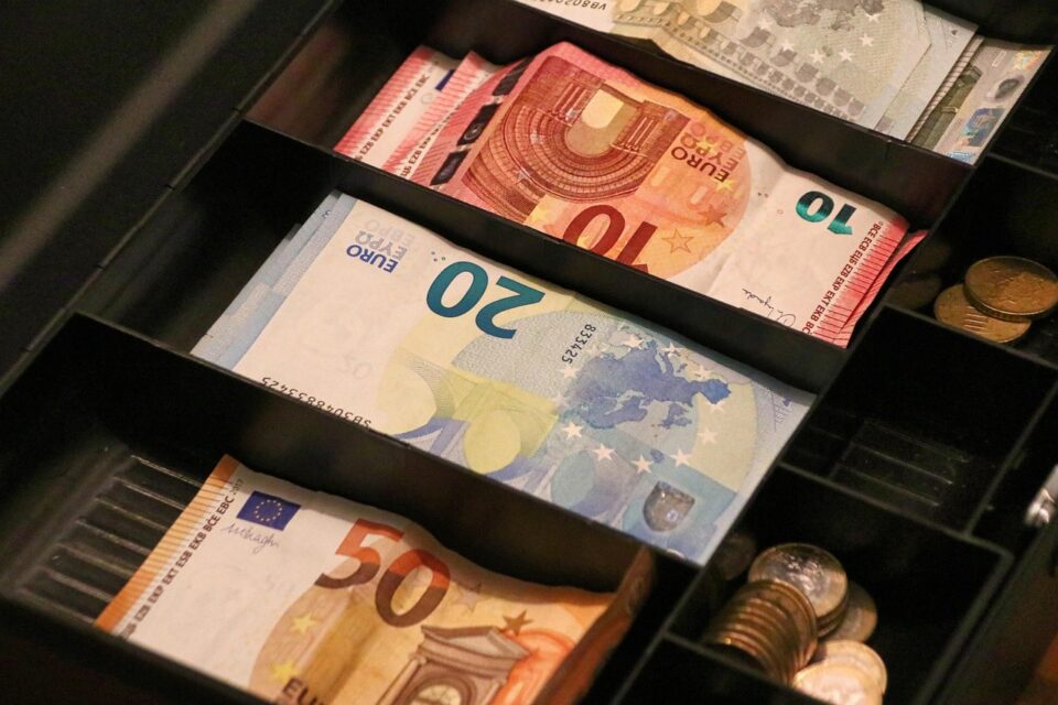 Какво е револвираща кредитна карта – определение и особености